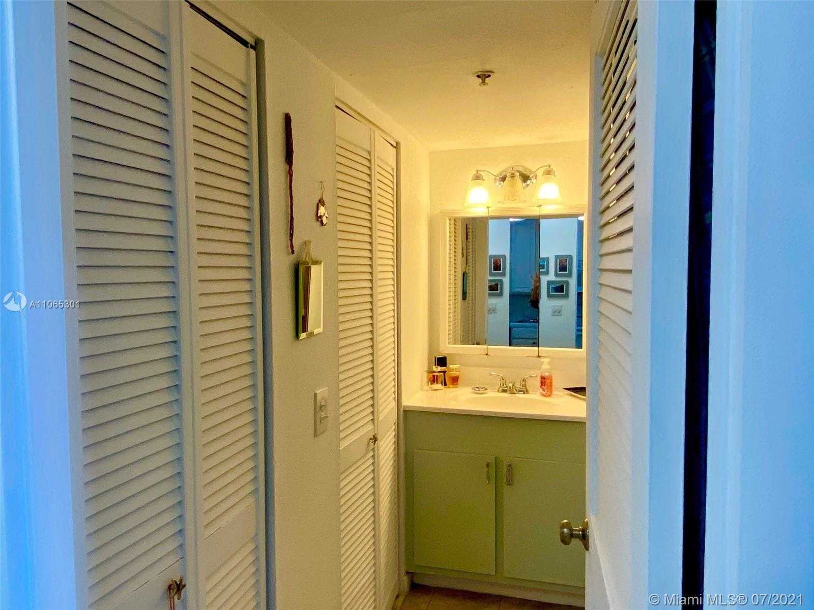 Small Image of 2829 INDIAN CREEK DR #904, Miami Beach Number 11