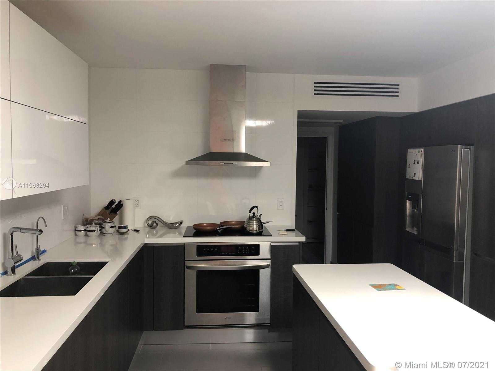 Small Image of 5660 COLLINS AVE #8D, Miami Beach Number 3