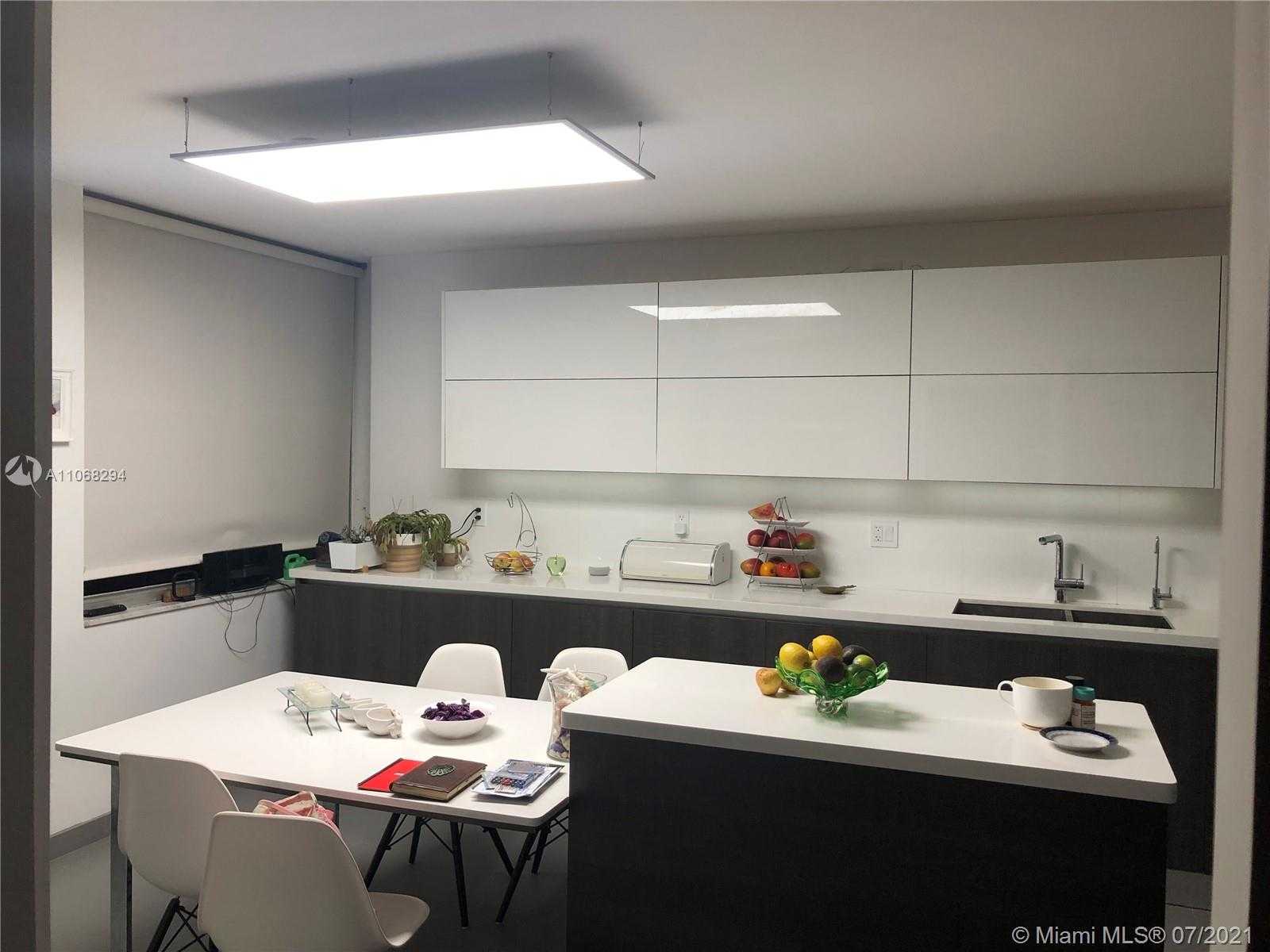 Small Image of 5660 COLLINS AVE #8D, Miami Beach Number 4
