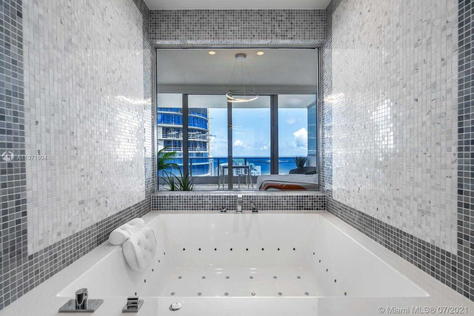 Small Image of 200 BISCAYNE BOULEVARD WAY #5001, Miami Number 11