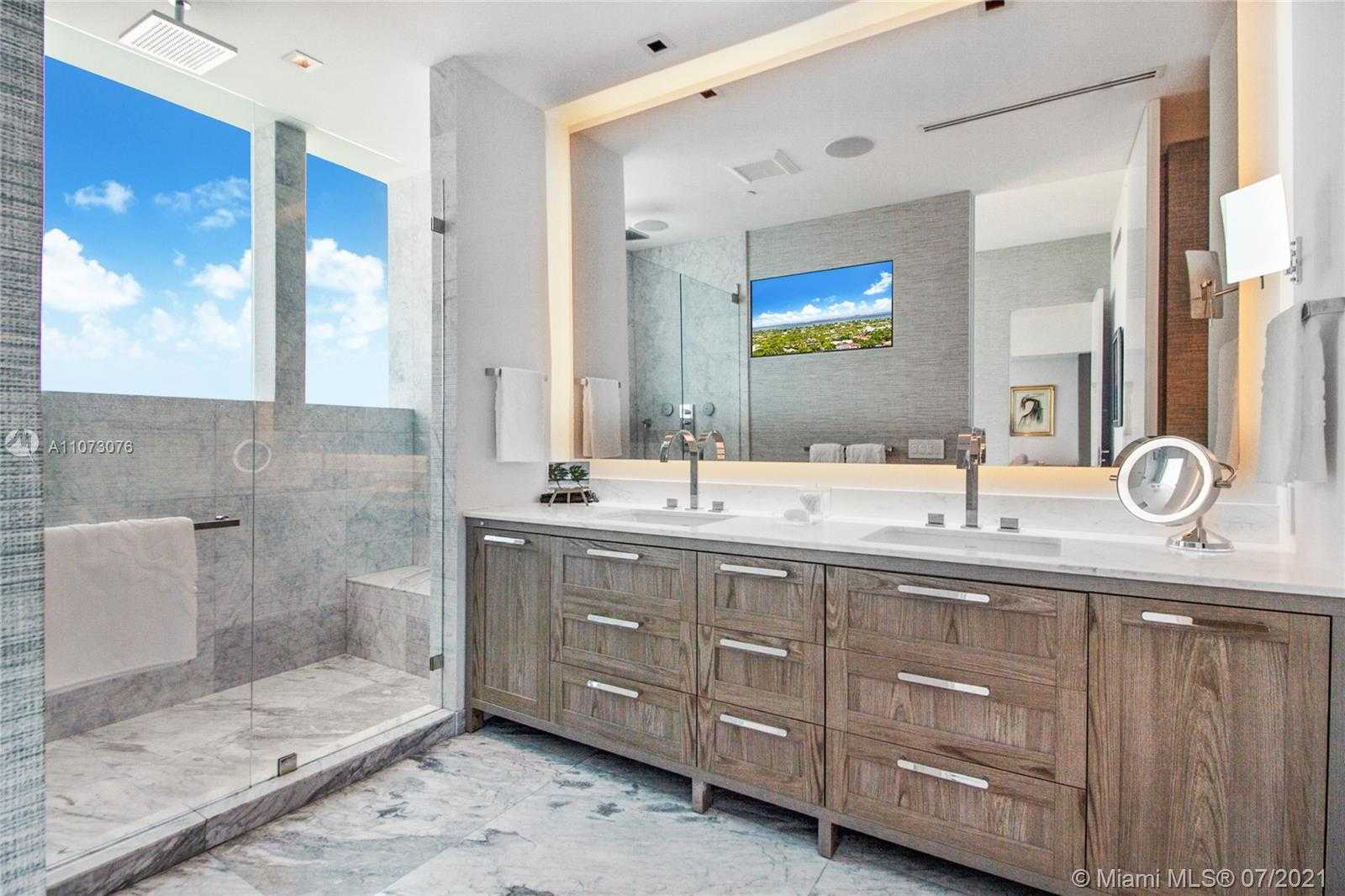 Small Image of 360 OCEAN DR #LPH5S, Key Biscayne Number 31