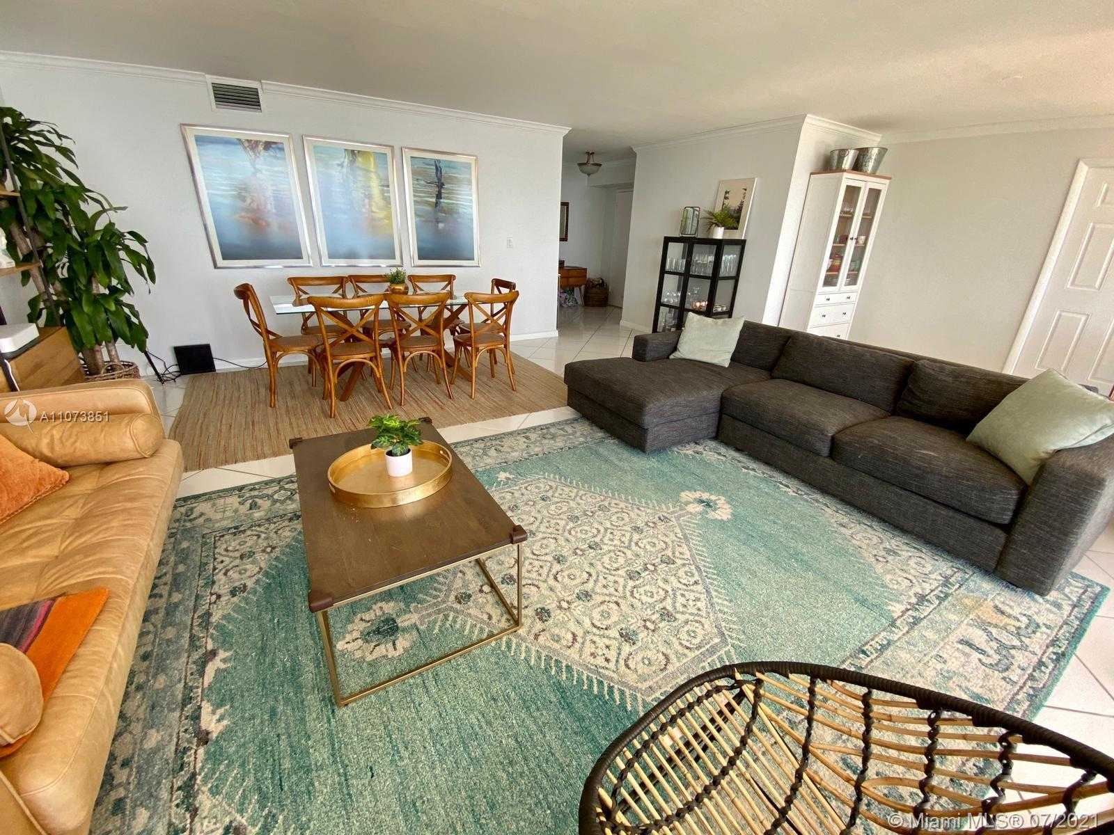 Small Image of 881 OCEAN DR #8G, Key Biscayne Number 3