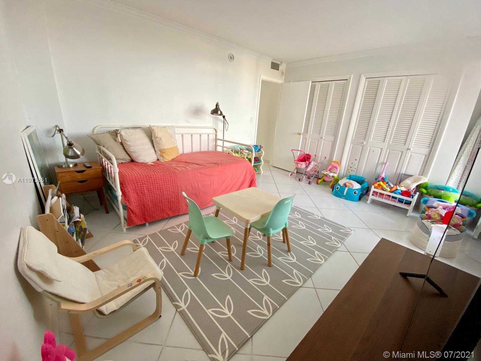 Small Image of 881 OCEAN DR #8G, Key Biscayne Number 5