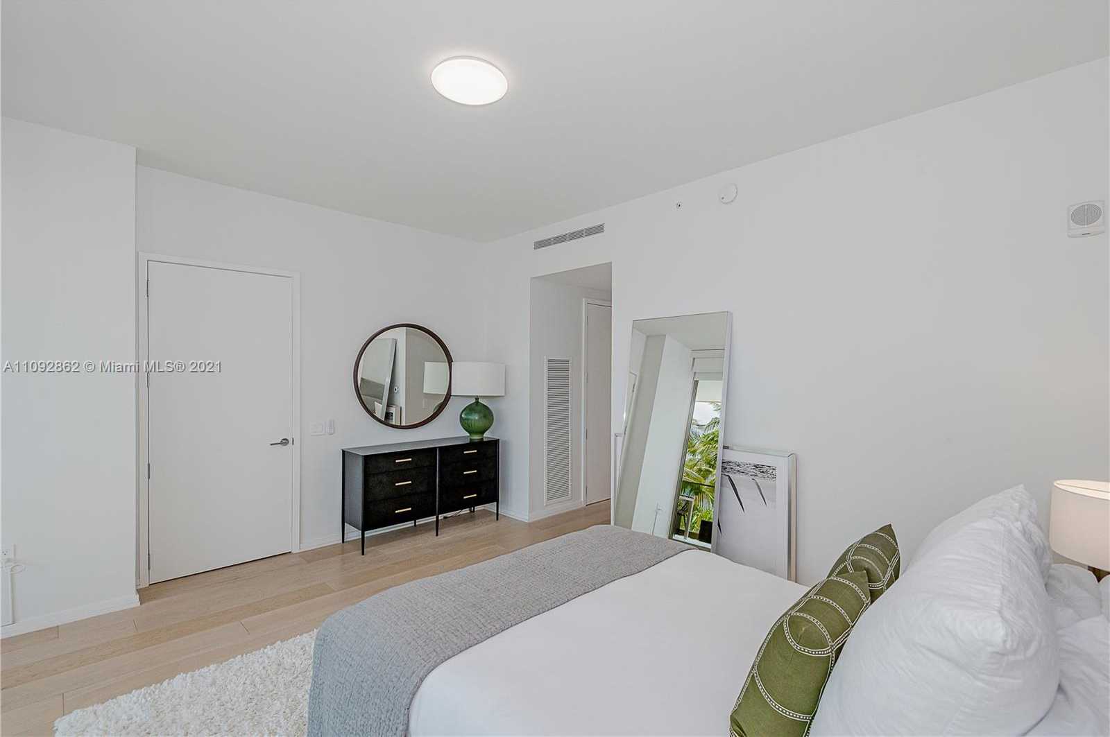 Small Image of 300 EAST COLLINS AVE #2D, Miami Beach Number 13