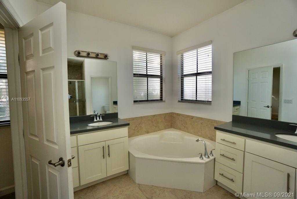 Small Image of 5805 N W 104th path, Doral, FL 33178, USA Number 14
