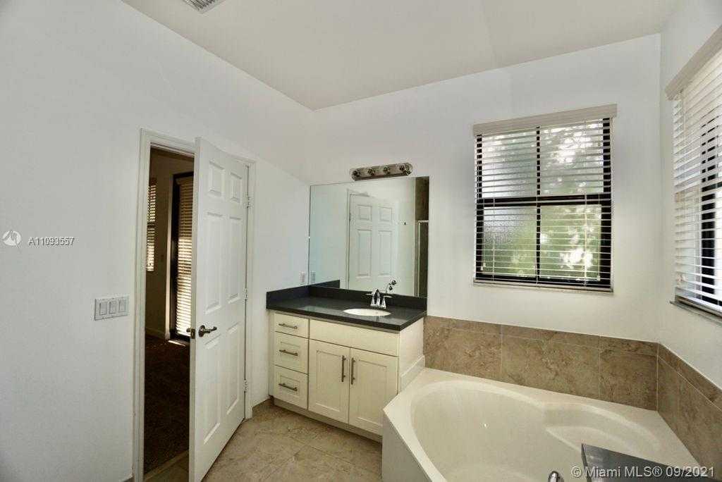 Small Image of 5805 N W 104th path, Doral, FL 33178, USA Number 16