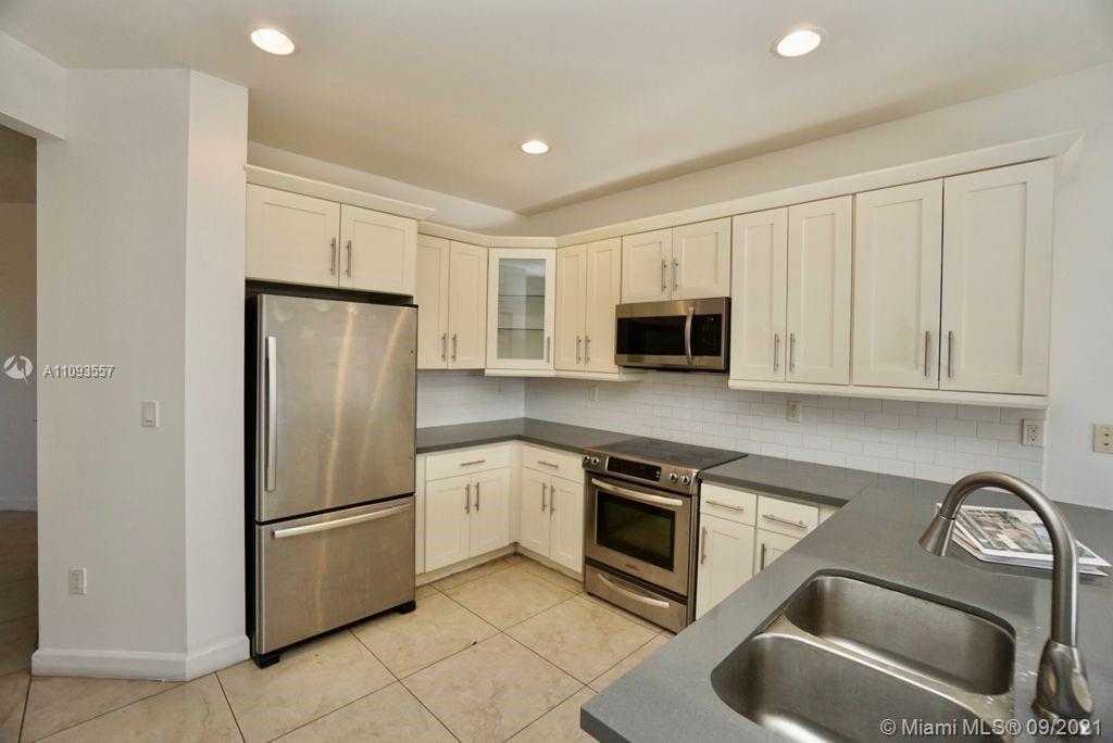 Small Image of 5805 N W 104th path, Doral, FL 33178, USA Number 3