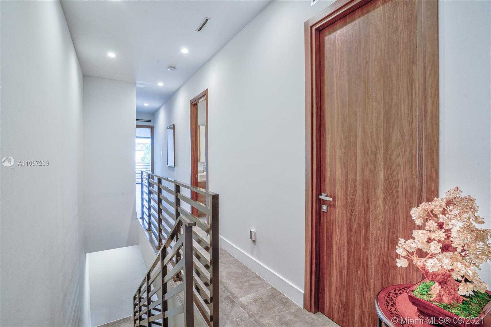 Small Image of 3041 HIBISCUS ST #B, Miami Number 11