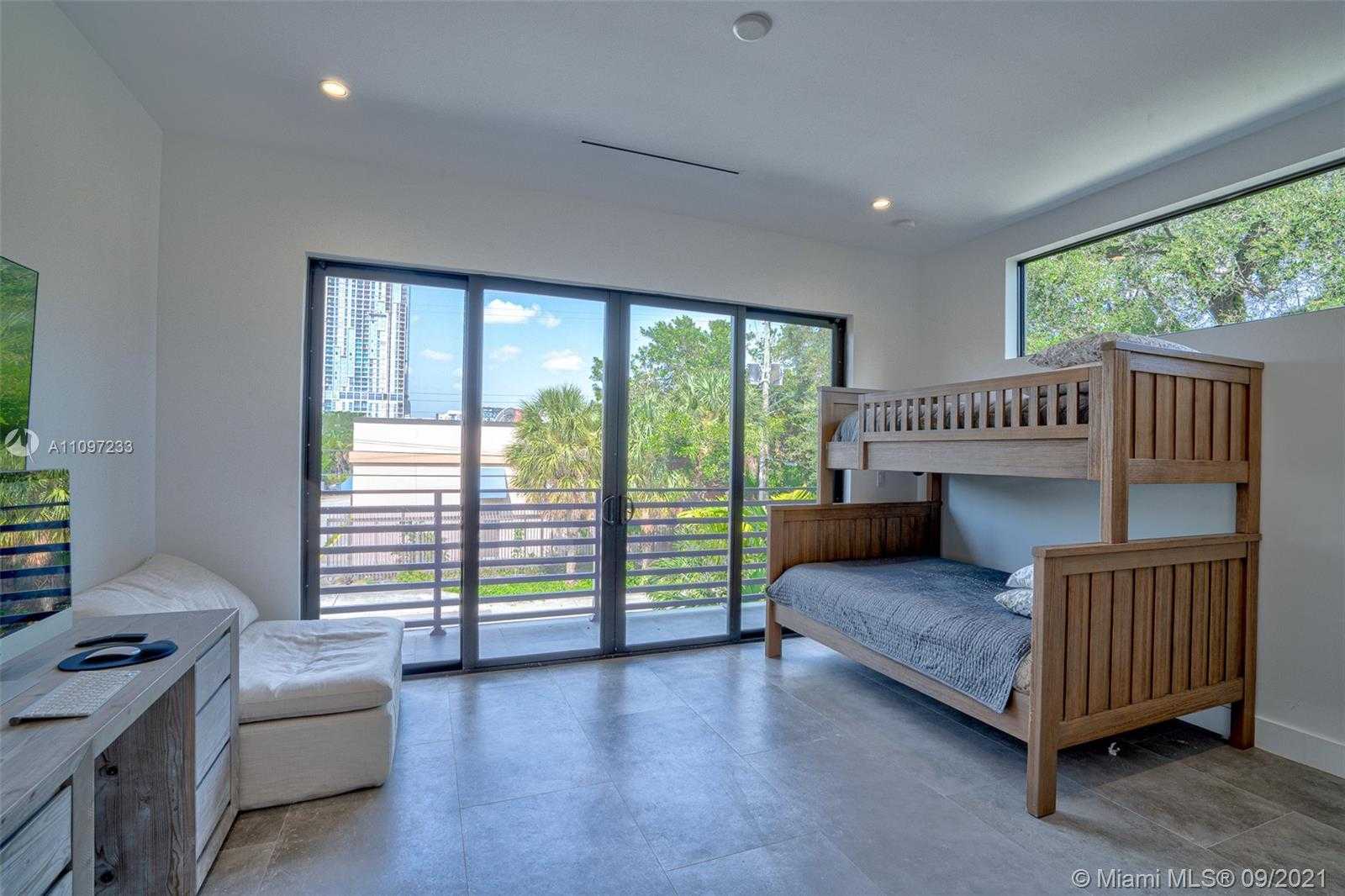 Small Image of 3041 HIBISCUS ST #B, Miami Number 12
