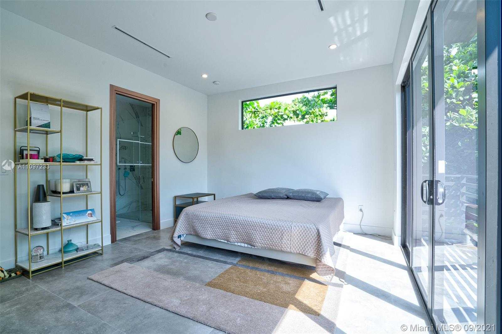 Small Image of 3041 HIBISCUS ST #B, Miami Number 8