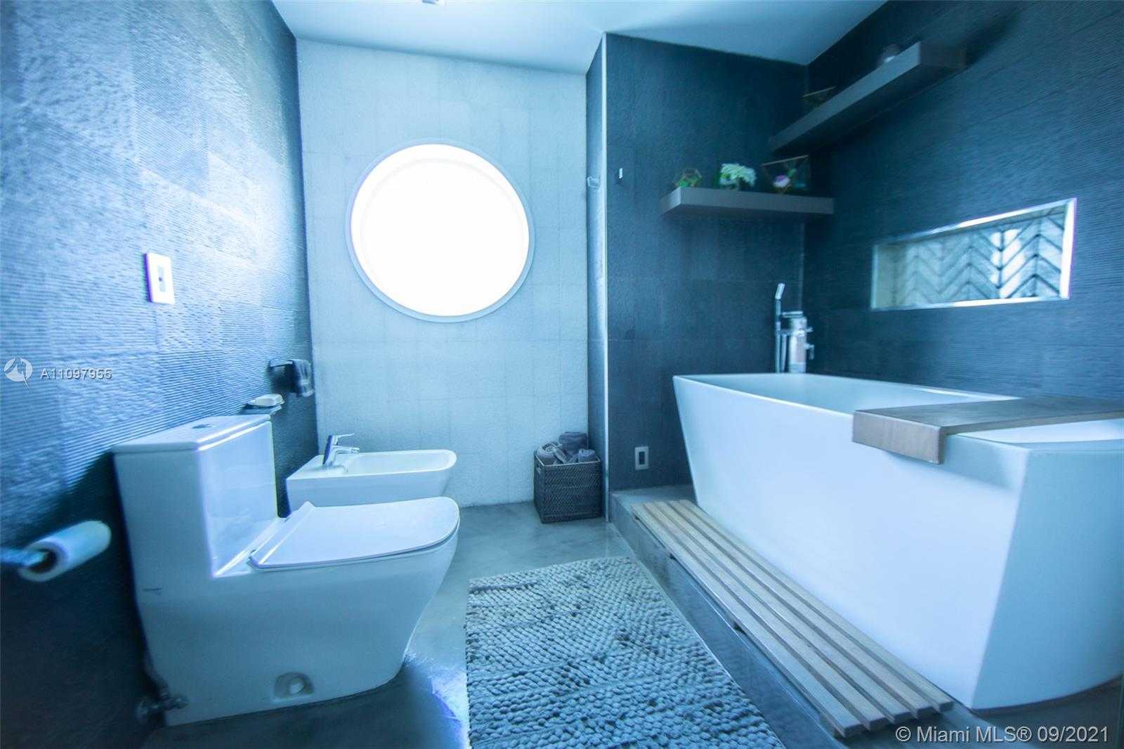 Small Image of 520 West Ave, Miami Beach, FL 33139, USA Number 16
