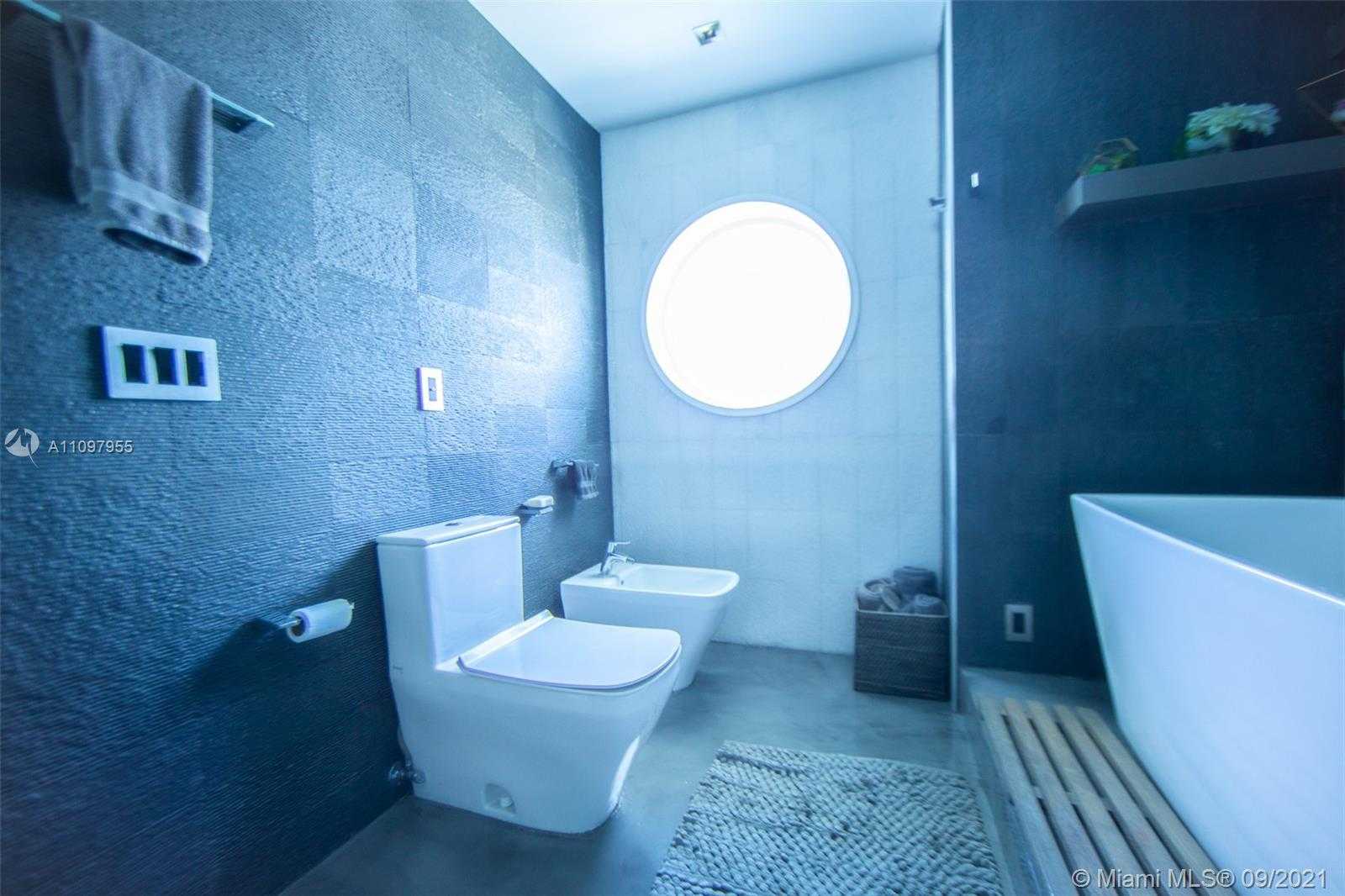 Small Image of 520 West Ave, Miami Beach, FL 33139, USA Number 17