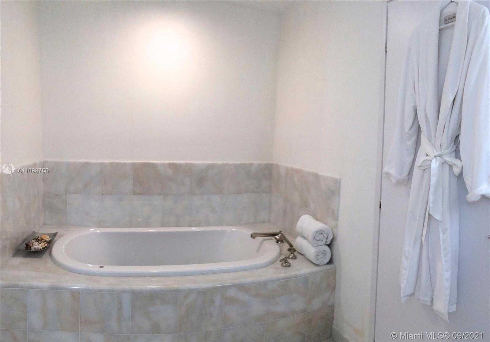 Small Image of 50 SOUTH POINTE DR #1005, Miami Beach Number 16