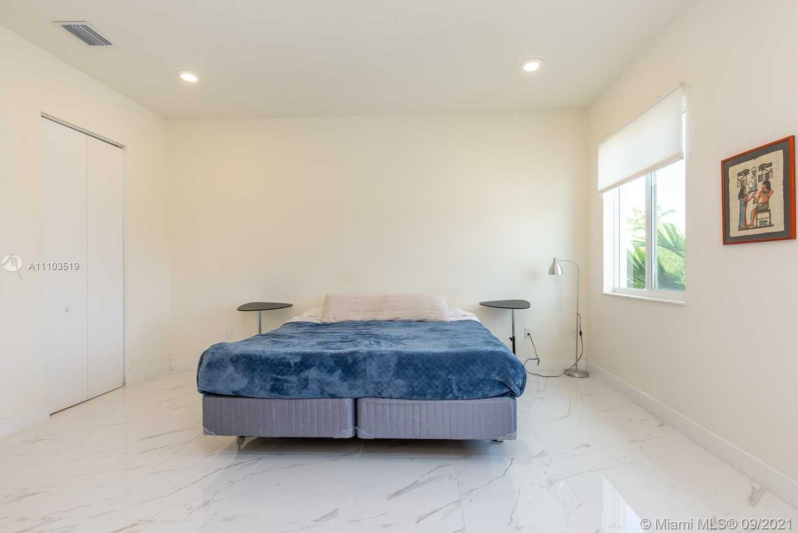 Small Image of 10410 NORTH WEST 67TH ST, Doral Number 21