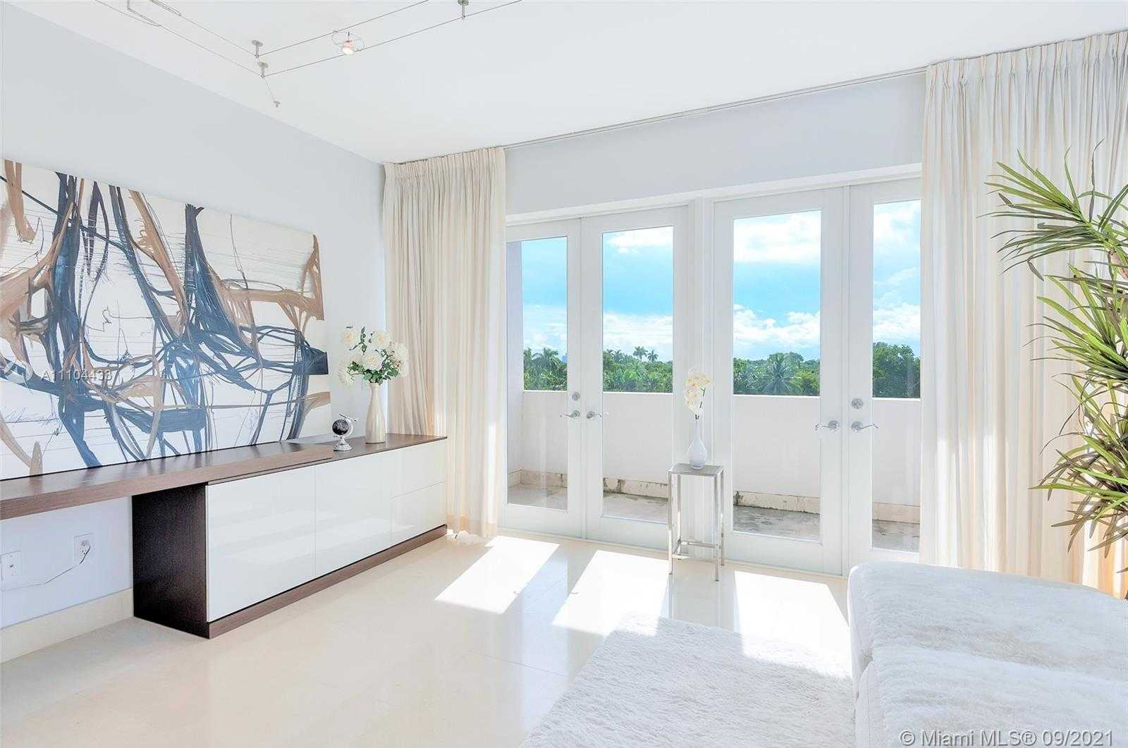 Small Image of 6203 LAGUNA PATH N, Miami Beach Number 10