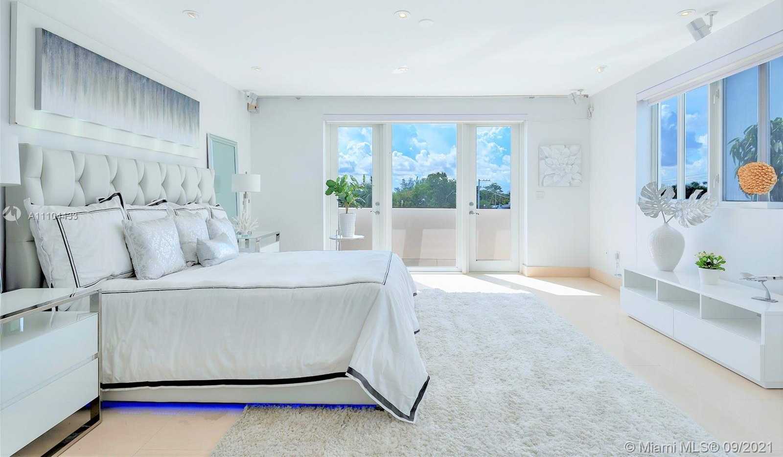 Small Image of 6203 LAGUNA PATH N, Miami Beach Number 13