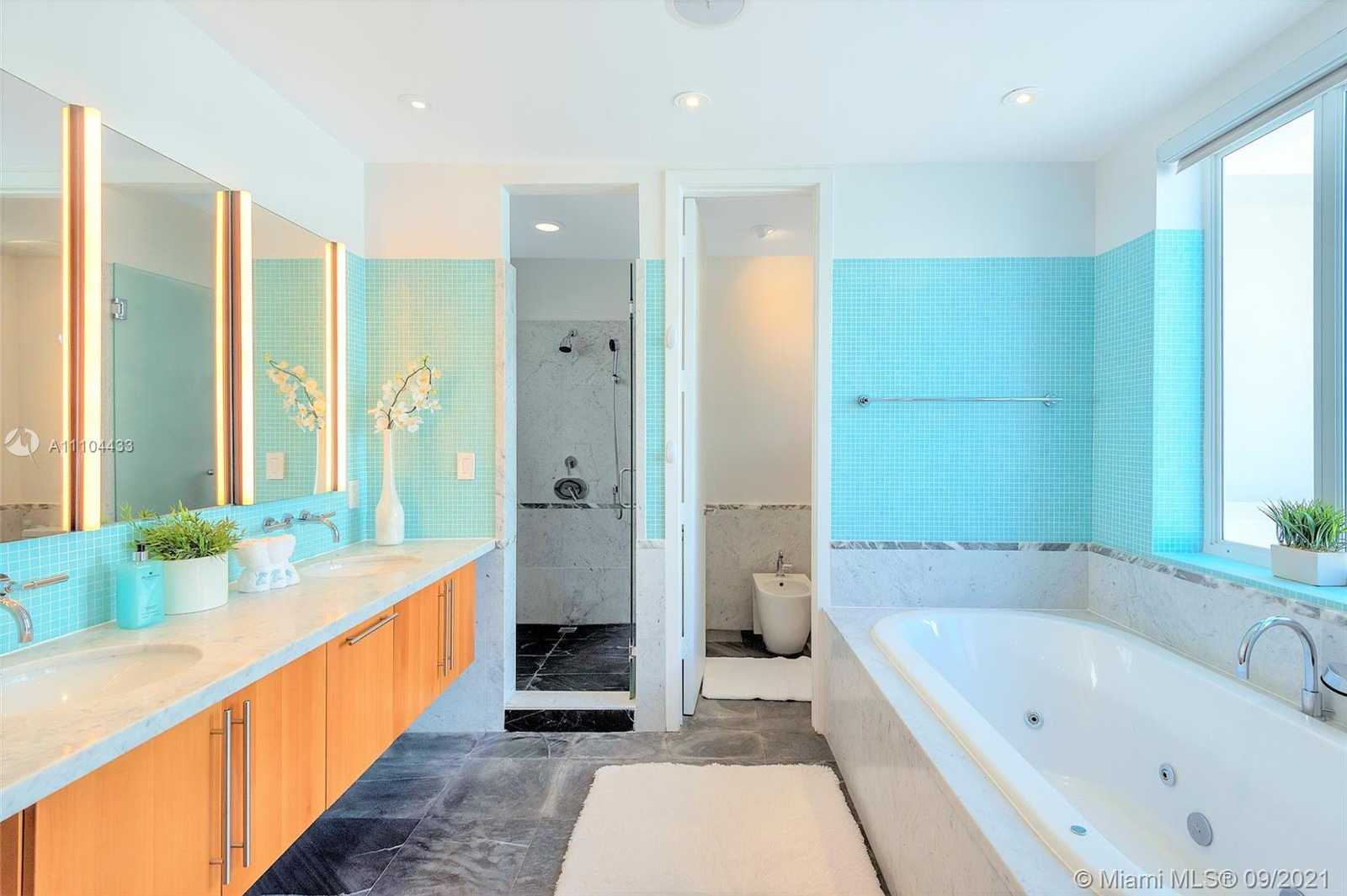 Small Image of 6203 LAGUNA PATH N, Miami Beach Number 14