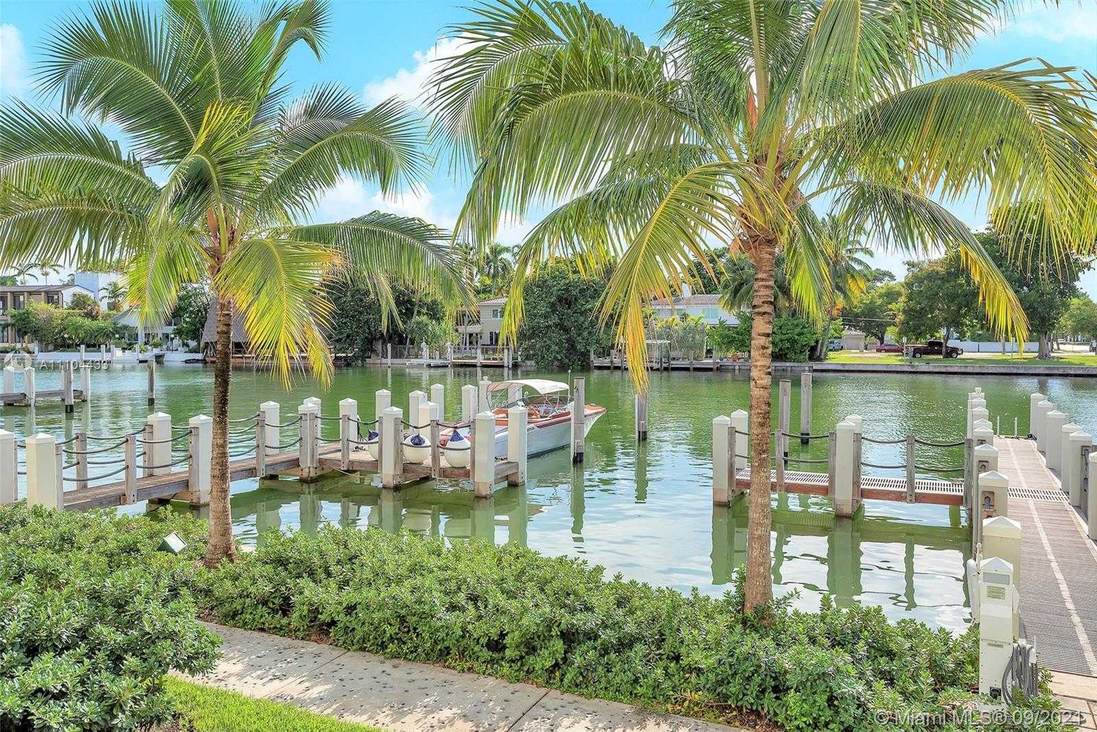 Small Image of 6203 LAGUNA PATH N, Miami Beach Number 15