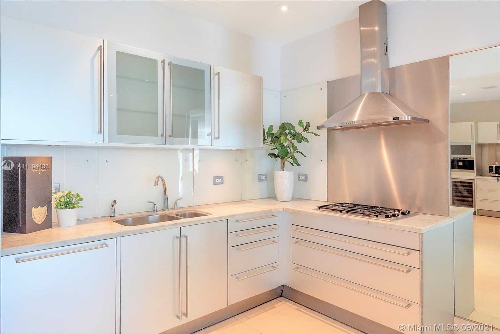 Small Image of 6203 LAGUNA PATH N, Miami Beach Number 28