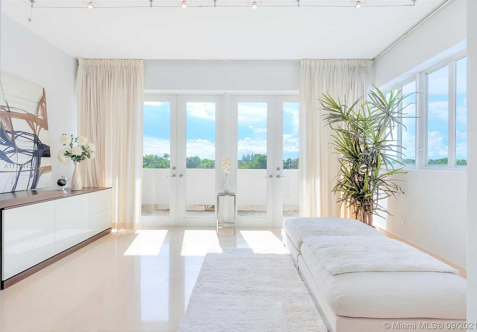 Small Image of 6203 LAGUNA PATH N, Miami Beach Number 30
