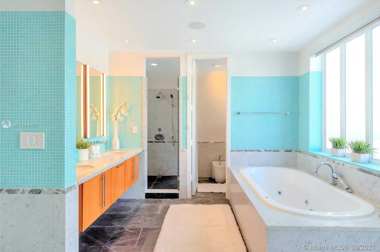 Small Image of 6203 LAGUNA PATH N, Miami Beach Number 31