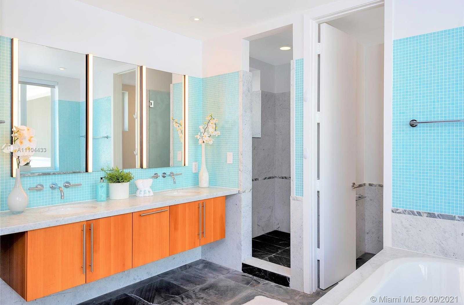 Small Image of 6203 LAGUNA PATH N, Miami Beach Number 32