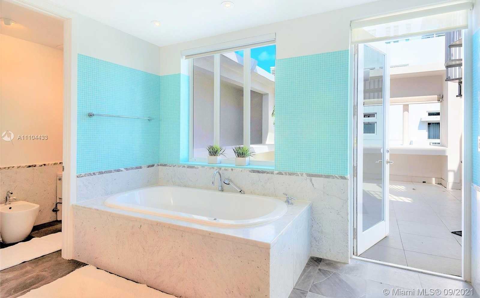Small Image of 6203 LAGUNA PATH N, Miami Beach Number 34