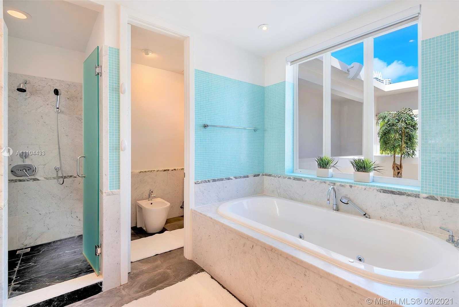 Small Image of 6203 LAGUNA PATH N, Miami Beach Number 35