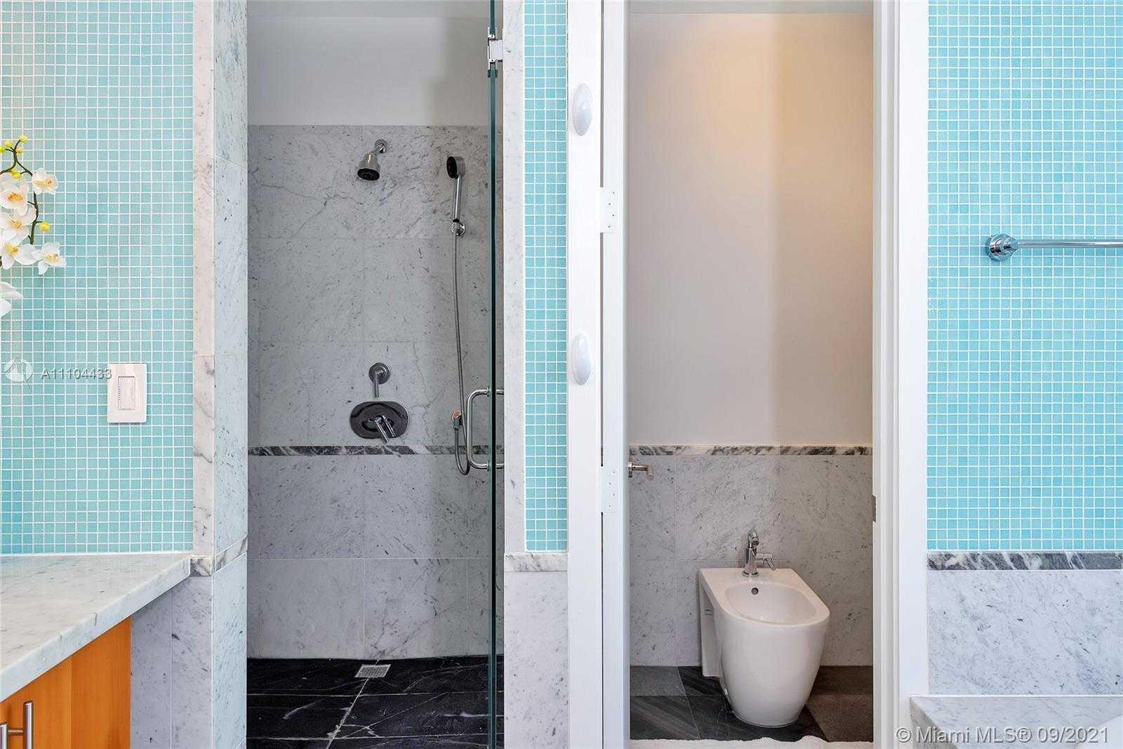 Small Image of 6203 LAGUNA PATH N, Miami Beach Number 36