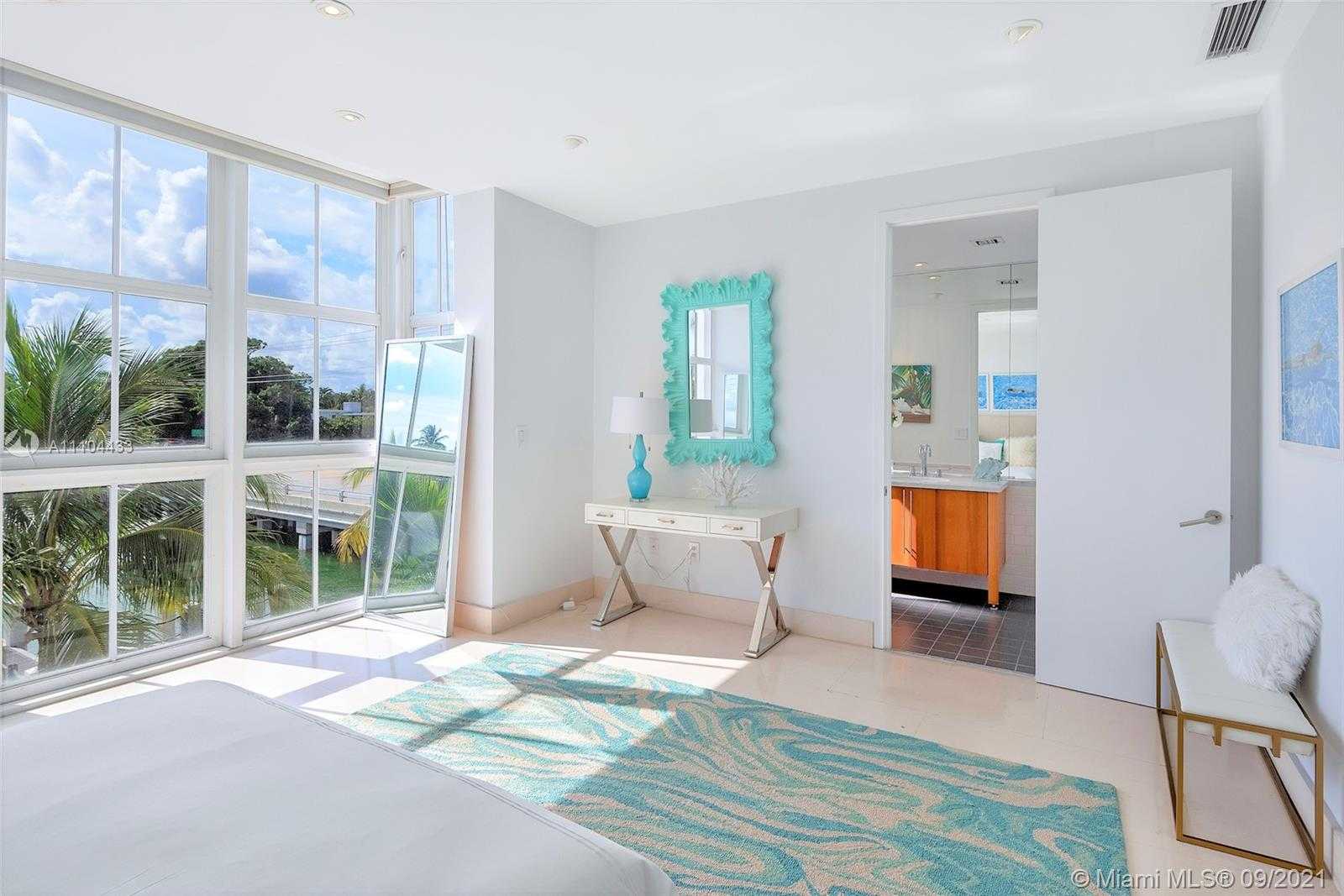Small Image of 6203 LAGUNA PATH N, Miami Beach Number 40