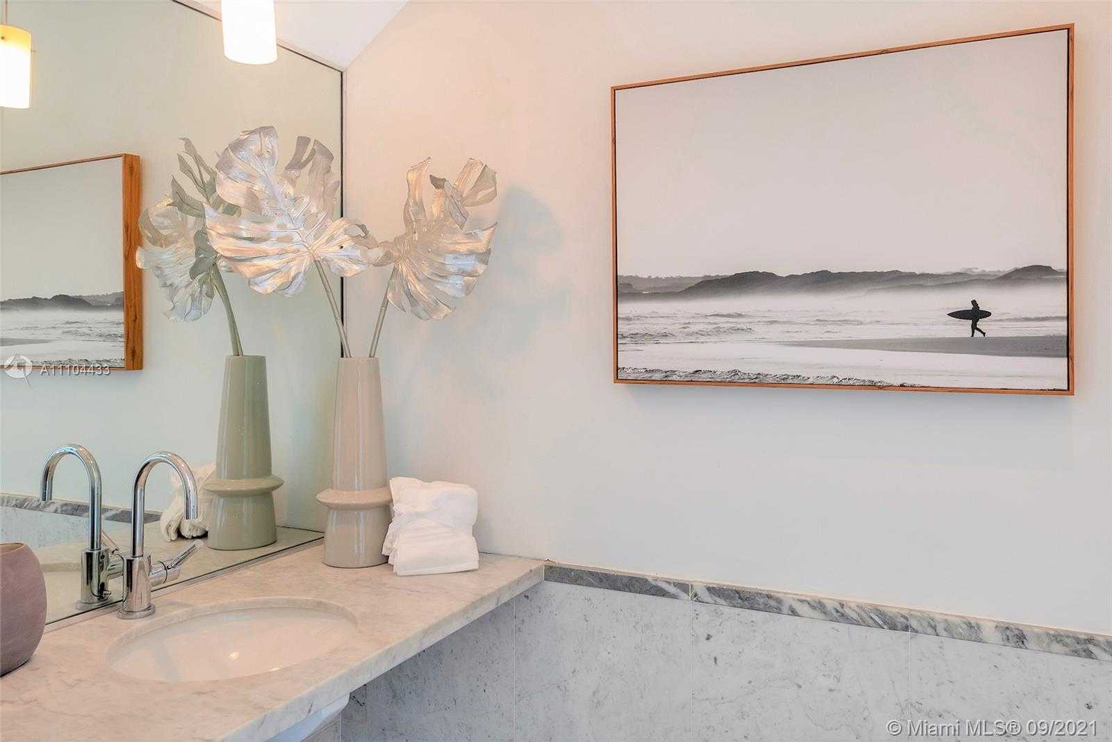 Small Image of 6203 LAGUNA PATH N, Miami Beach Number 43