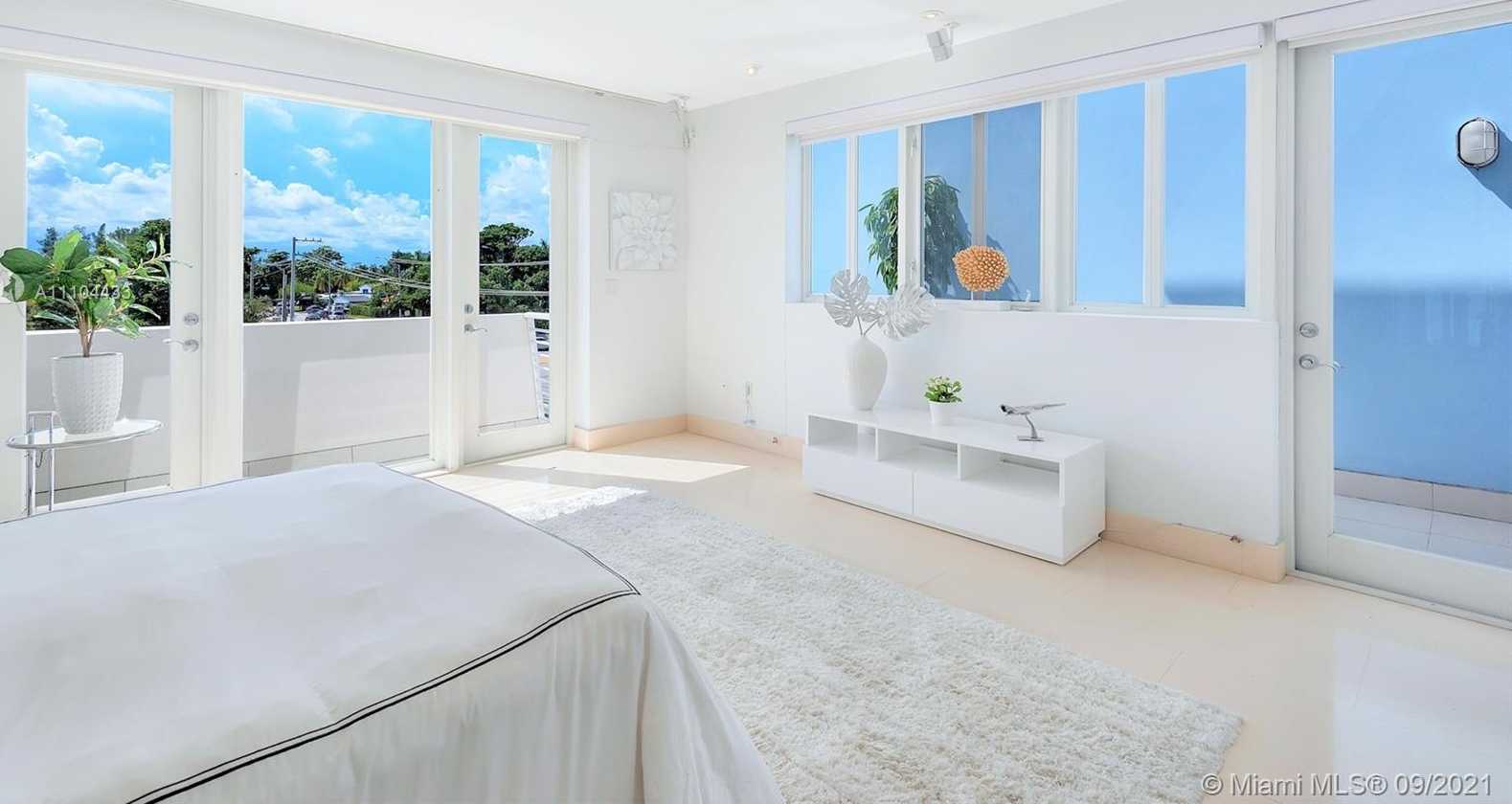 Small Image of 6203 LAGUNA PATH N, Miami Beach Number 44