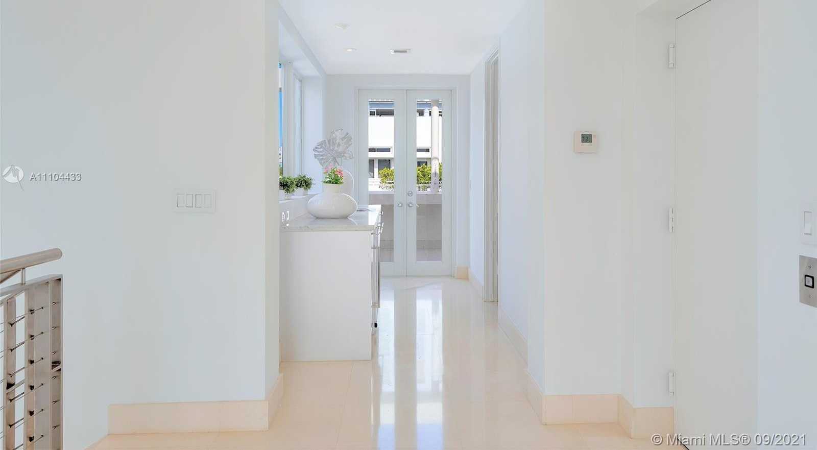 Small Image of 6203 LAGUNA PATH N, Miami Beach Number 45