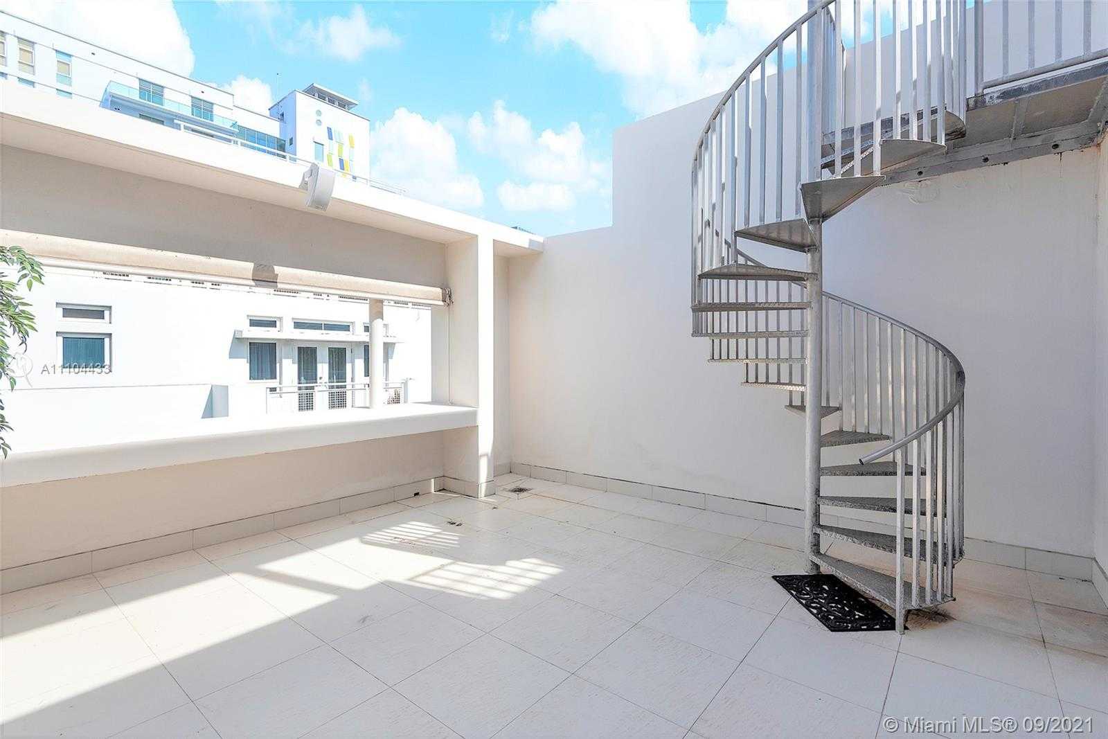 Small Image of 6203 LAGUNA PATH N, Miami Beach Number 46