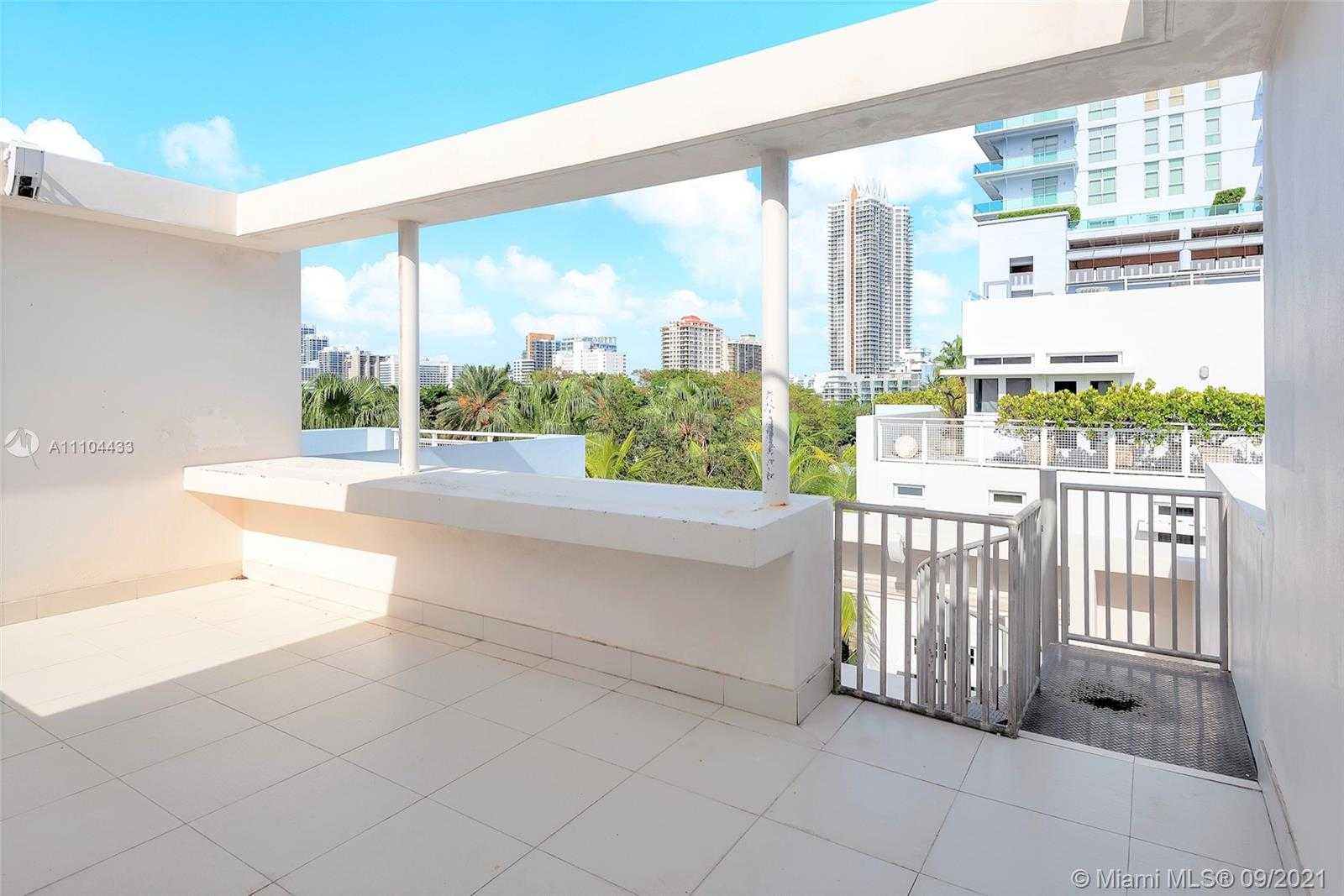 Small Image of 6203 LAGUNA PATH N, Miami Beach Number 47