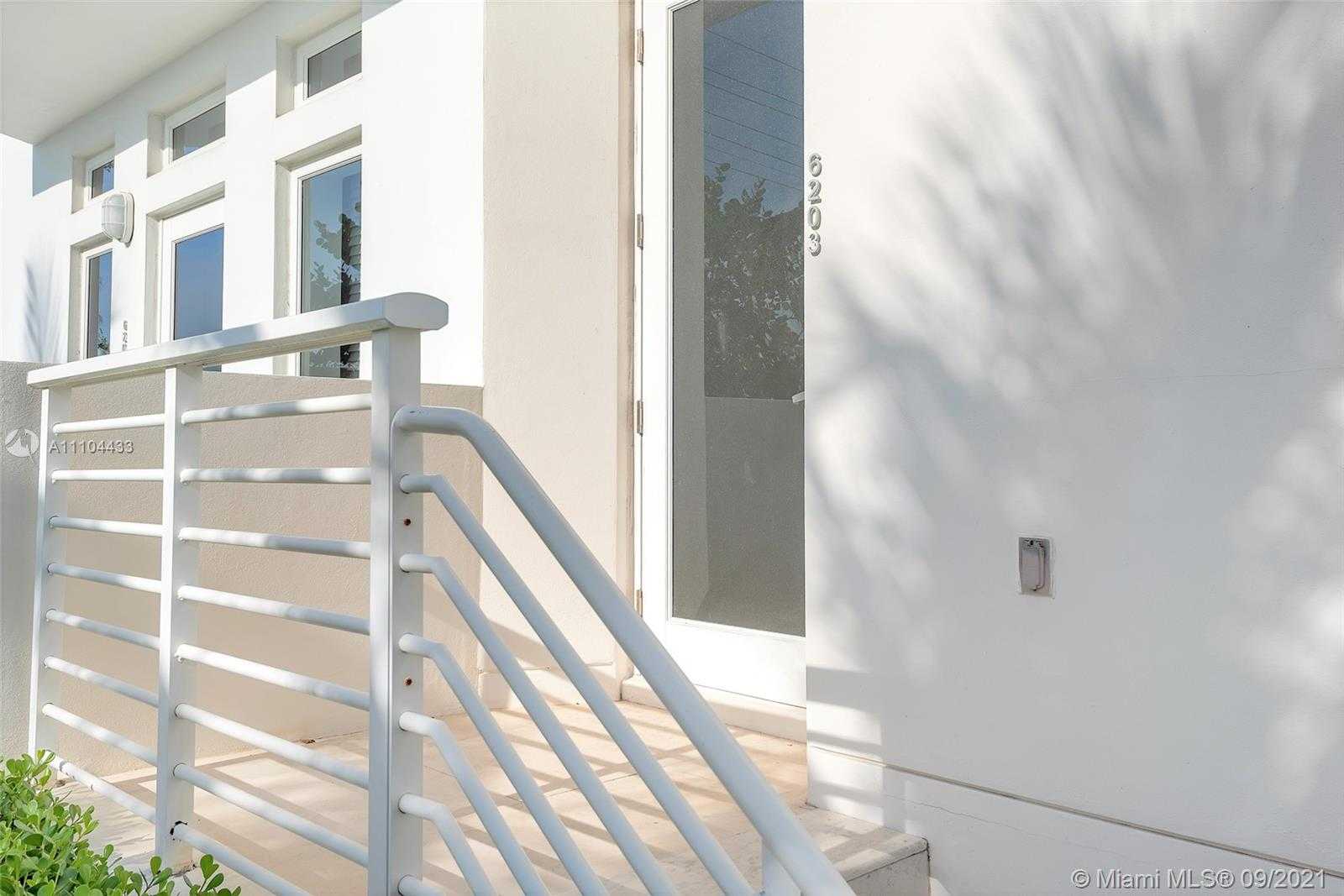 Small Image of 6203 LAGUNA PATH N, Miami Beach Number 50