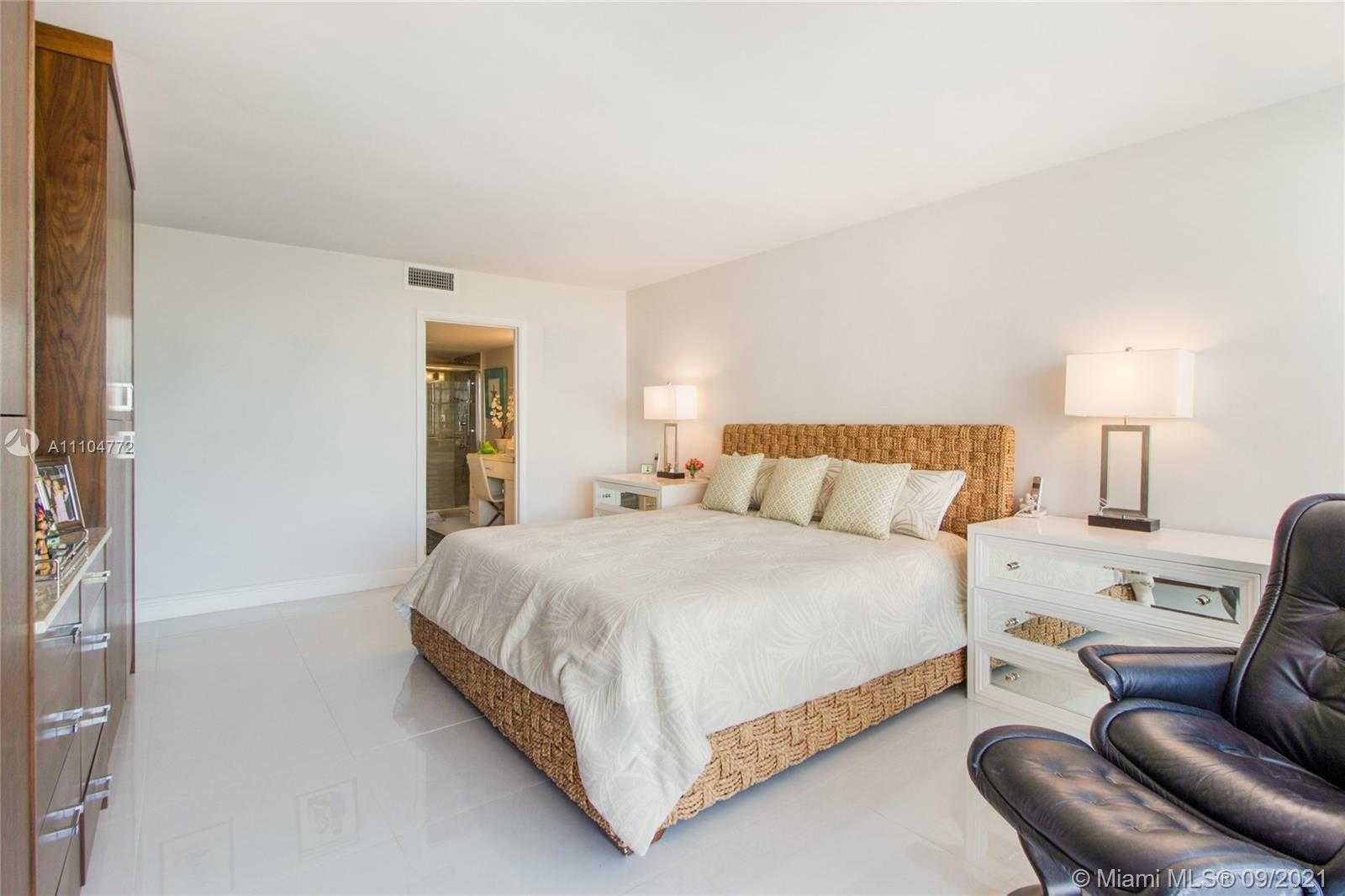 Small Image of 881 OCEAN DR #10E, Key Biscayne Number 25