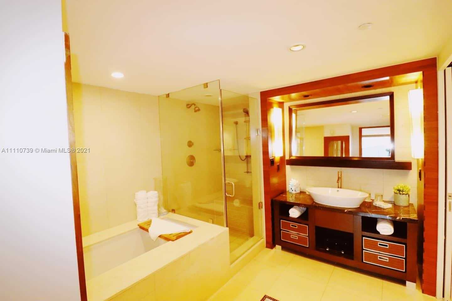 Small Image of 6801 COLLINS AVE #803, Miami Beach Number 4
