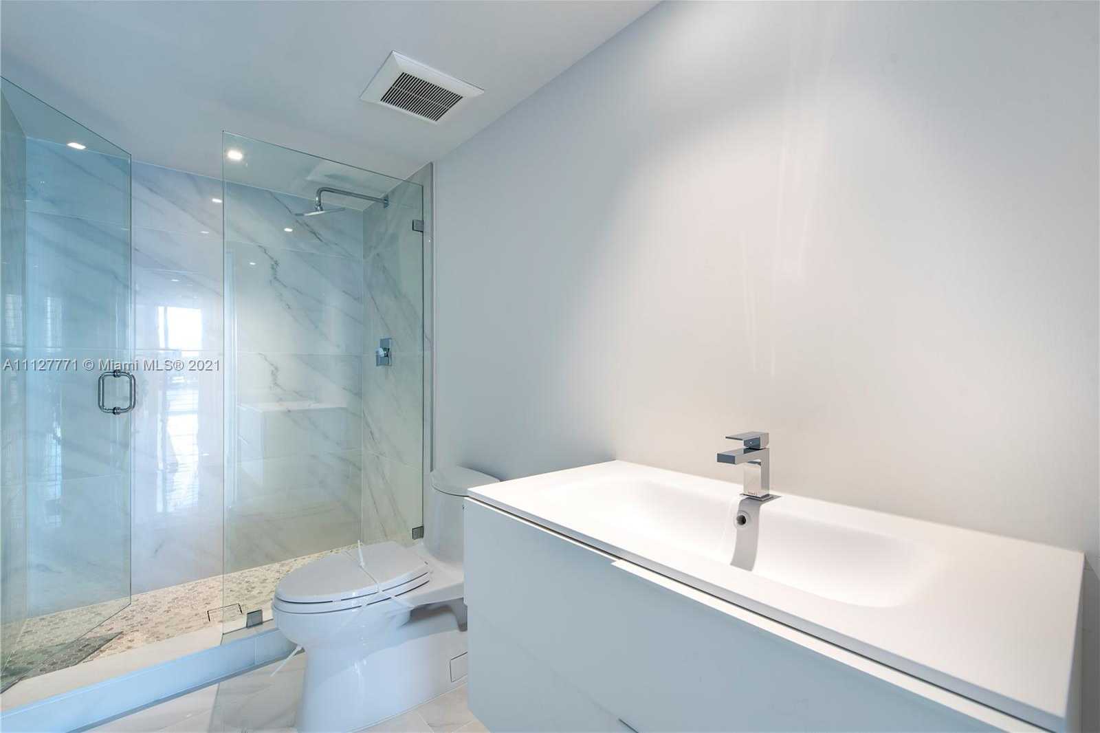 Small Image of 3750 Yacht Club Dr, Miami, FL 33180, USA Number 17