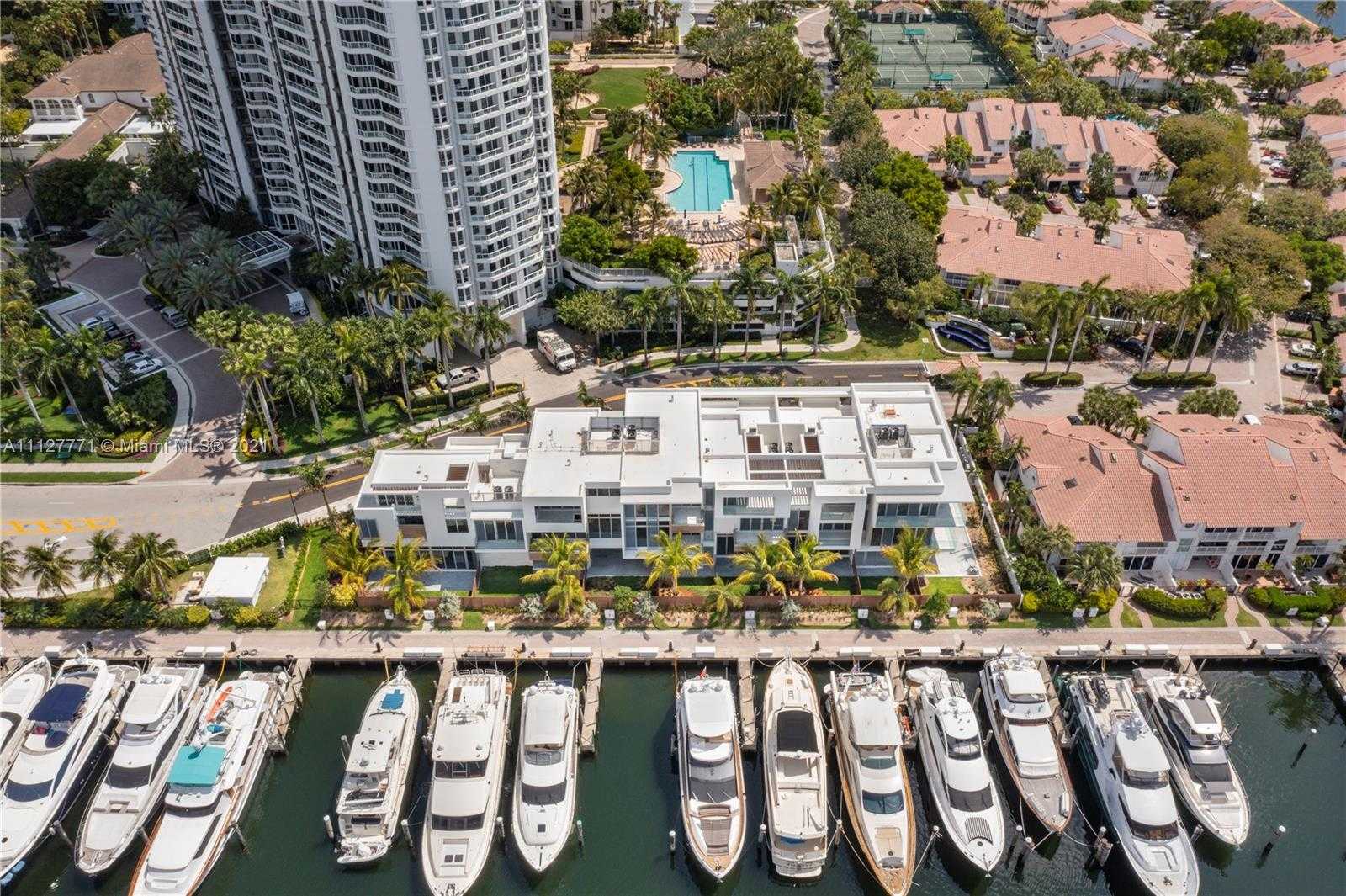 Small Image of 3750 Yacht Club Dr, Miami, FL 33180, USA Number 2