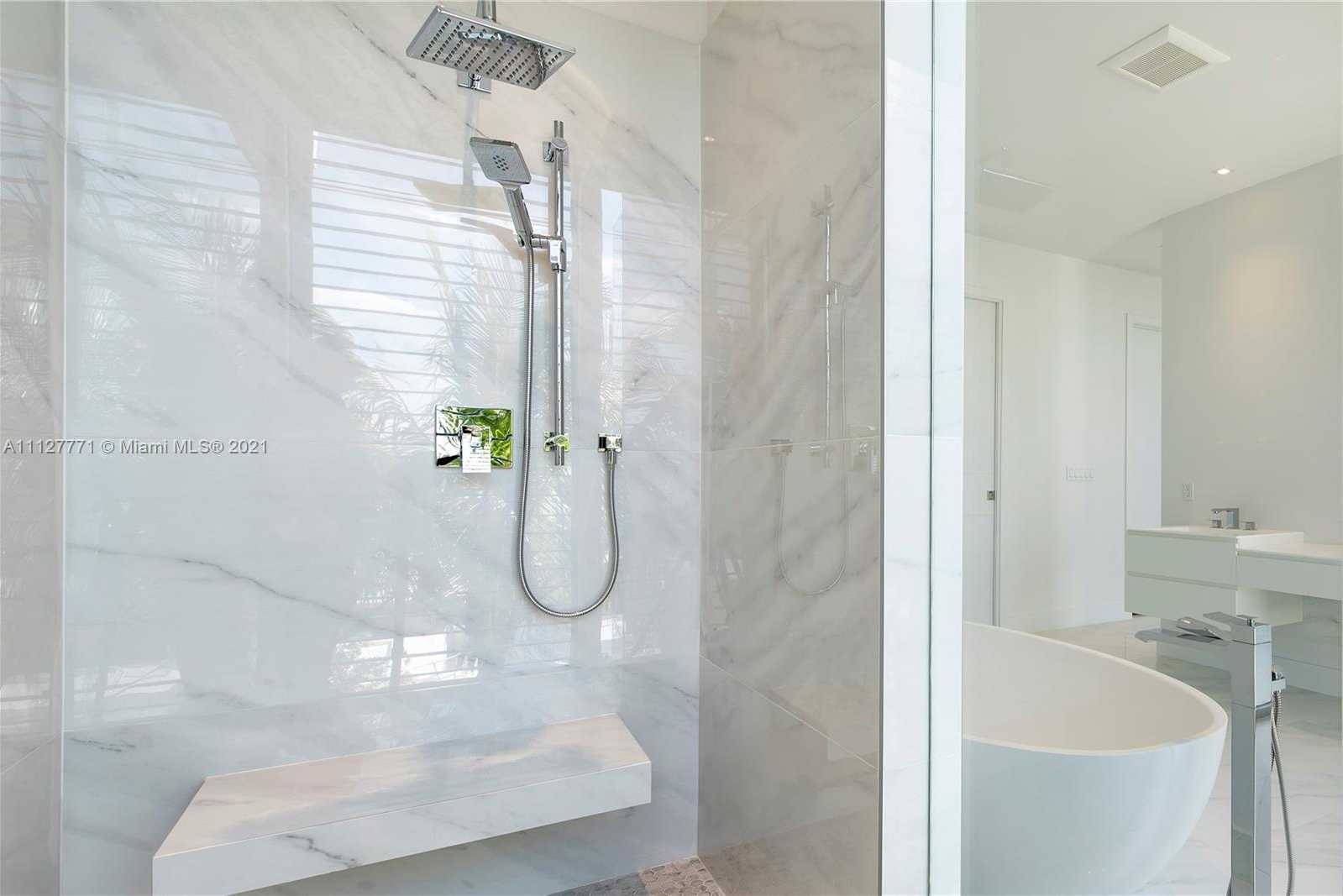 Small Image of 3750 Yacht Club Dr, Miami, FL 33180, USA Number 20