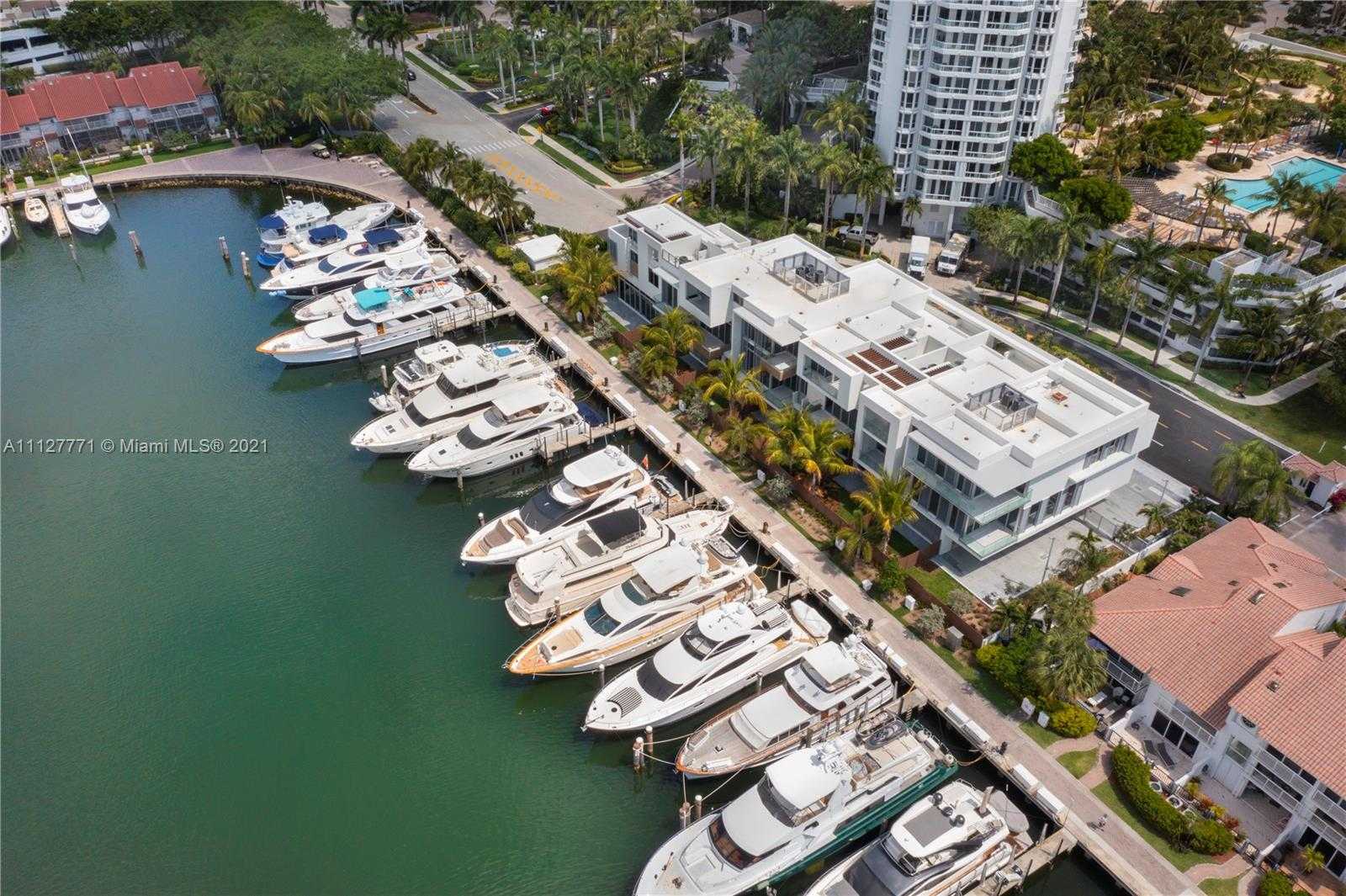 Small Image of 3750 Yacht Club Dr, Miami, FL 33180, USA Number 3