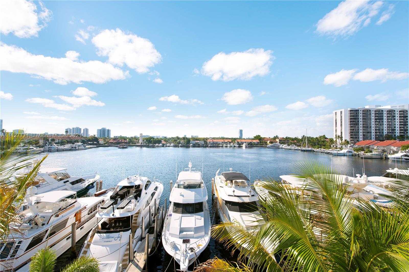 Small Image of 3750 Yacht Club Dr, Miami, FL 33180, USA Number 4