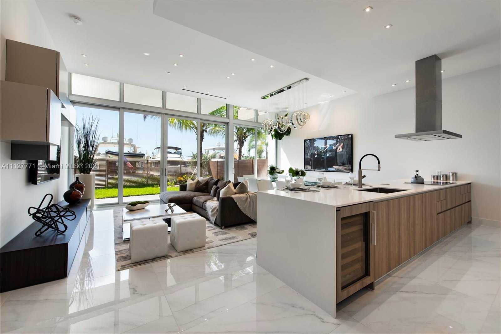 Small Image of 3750 Yacht Club Dr, Miami, FL 33180, USA Number 7