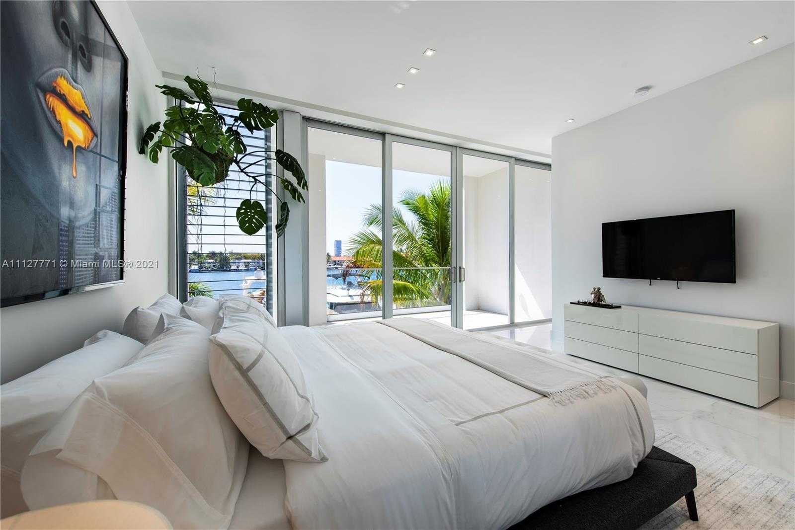 Small Image of 3750 Yacht Club Dr, Miami, FL 33180, USA Number 9