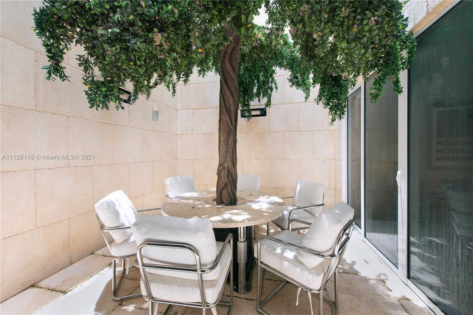 Small Image of 6101 Laguna Dr W, Miami Beach, FL 33141, USA Number 10