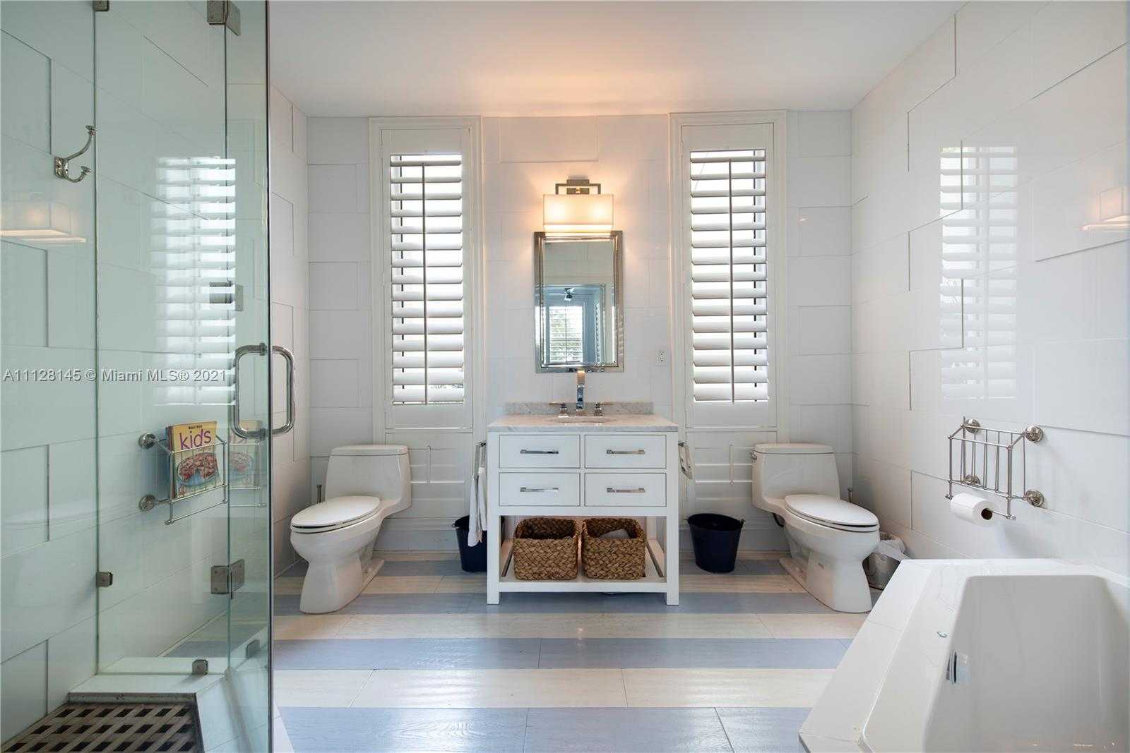 Small Image of 6101 Laguna Dr W, Miami Beach, FL 33141, USA Number 12