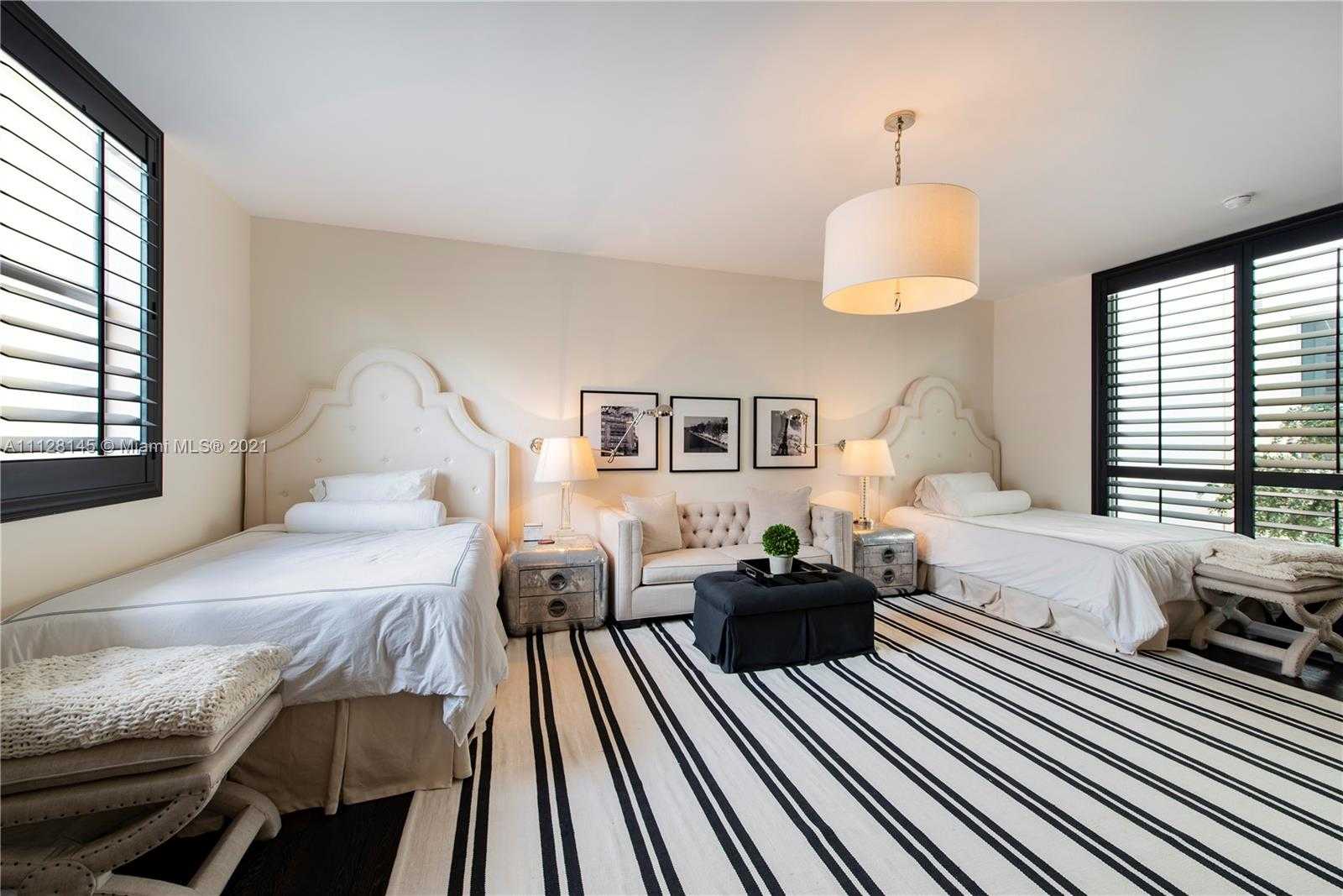 Small Image of 6101 Laguna Dr W, Miami Beach, FL 33141, USA Number 14