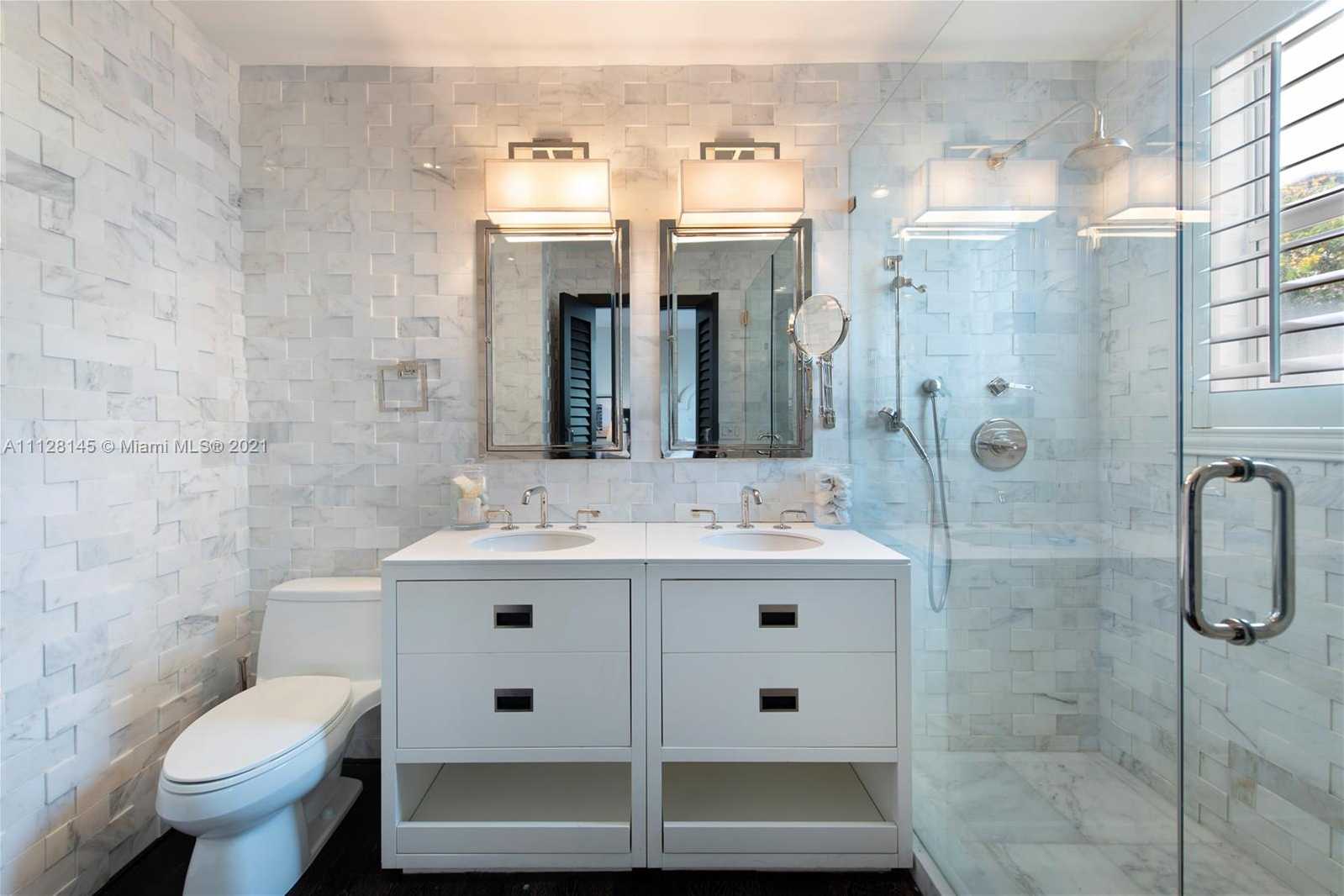 Small Image of 6101 Laguna Dr W, Miami Beach, FL 33141, USA Number 15