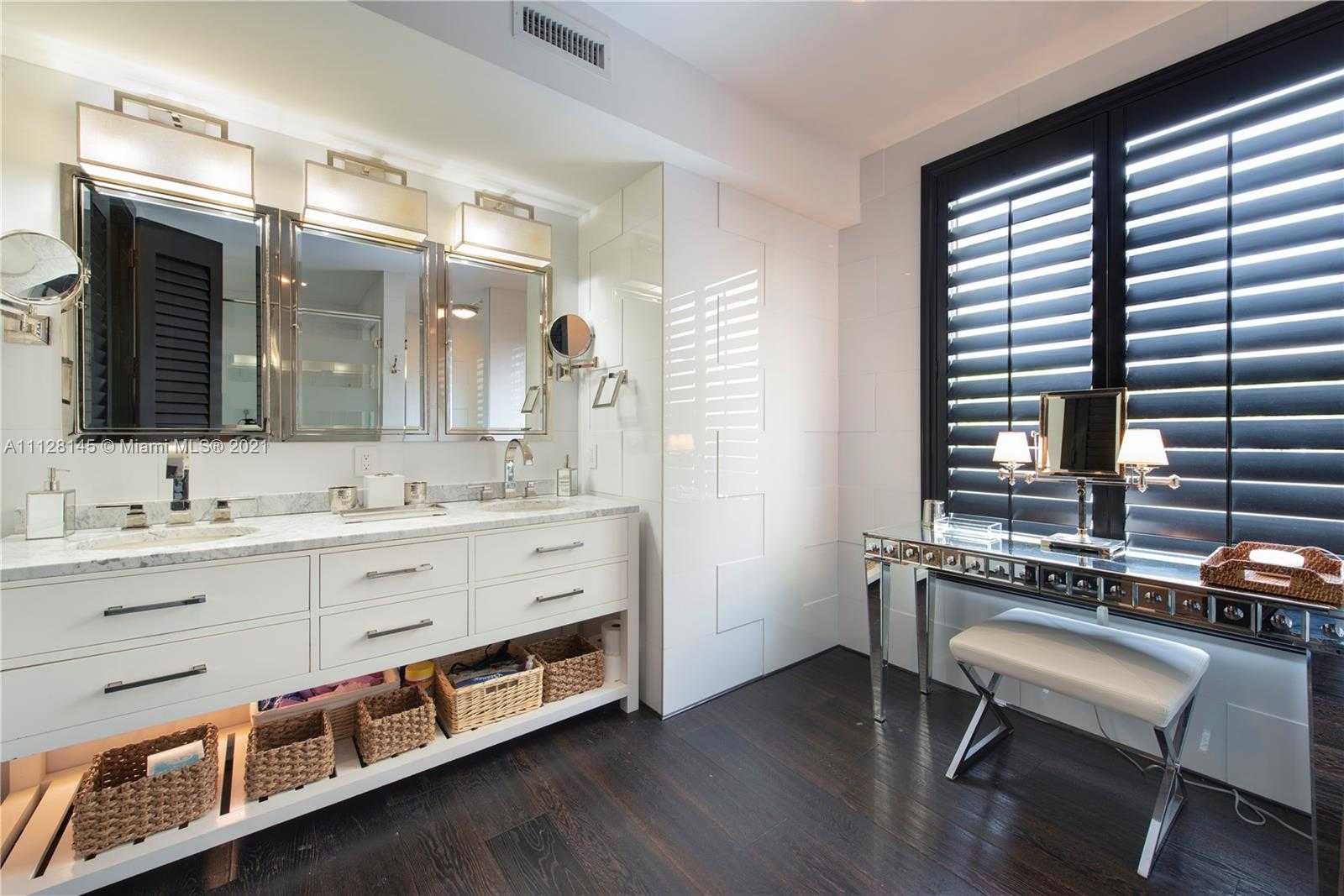 Small Image of 6101 Laguna Dr W, Miami Beach, FL 33141, USA Number 18